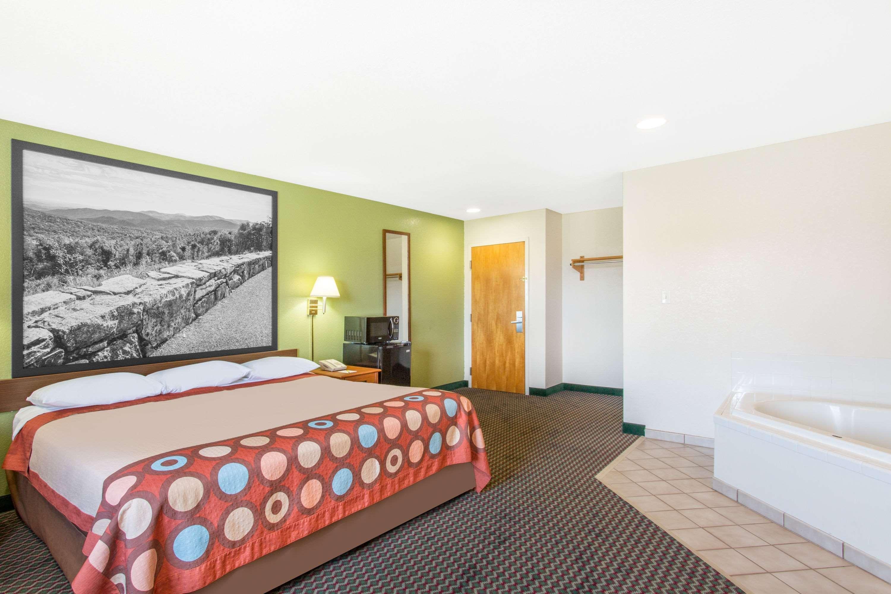 Hotel Super 8 By Wyndham Bedford Exterior foto